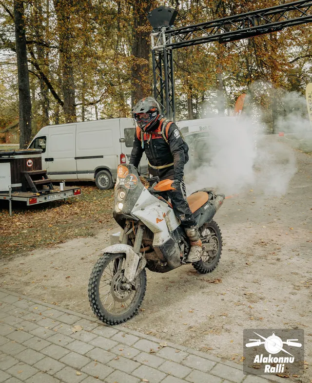 Mootorrattur valgustatud rajakaare all – Alakonnu Ralli 2026, SS2 · SS3
