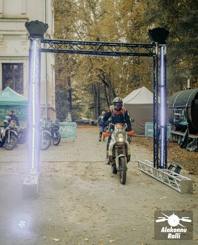 Mootorrattur valgustatud rajakaare all – Alakonnu Ralli 2026, SS2 · SS3