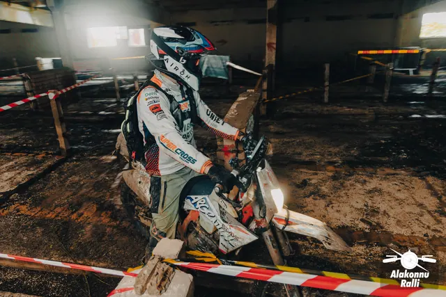 Mootorrattur läbib hoonesse rajatud takistusrada – Alakonnu Ralli 2026, SS2 · SS3