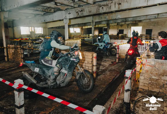 Mootorrattur läbib hoonesse rajatud takistusrada – Alakonnu Ralli 2026, SS2 · SS3