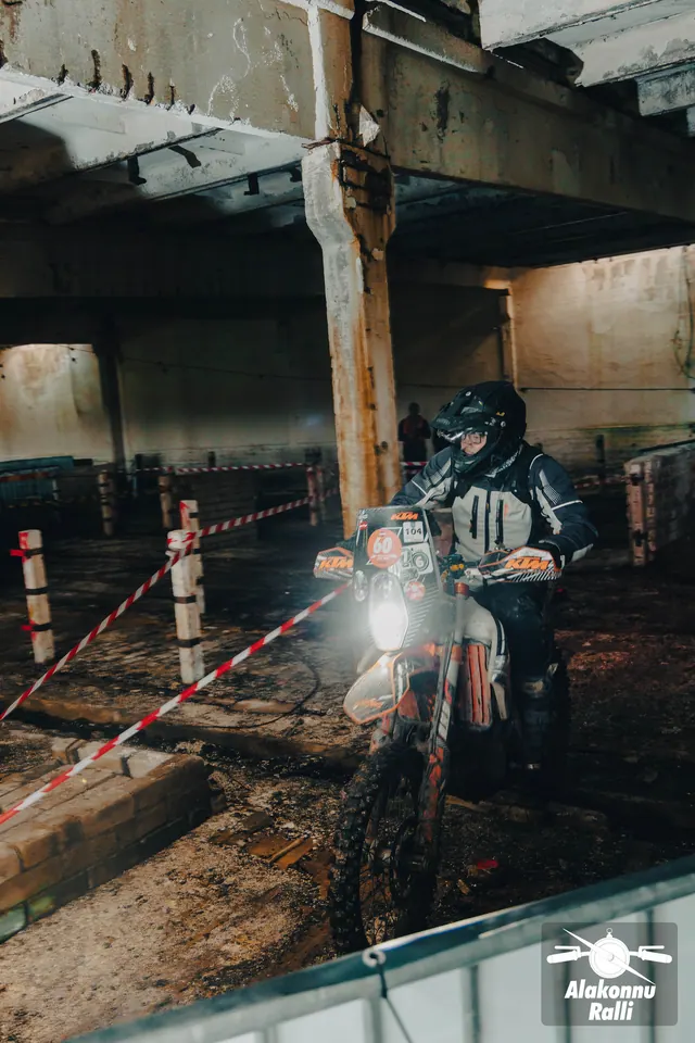 Mootorrattur läbib hoonesse rajatud takistusrada – Alakonnu Ralli 2026, SS2 · SS3