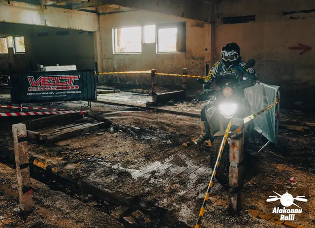 Mootorrattur läbib hoonesse rajatud takistusrada – Alakonnu Ralli 2026, SS2 · SS3