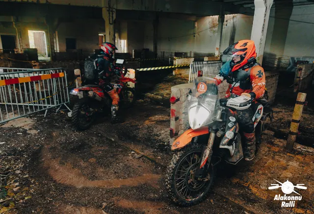 Mootorrattur läbib hoonesse rajatud takistusrada – Alakonnu Ralli 2026, SS2 · SS3