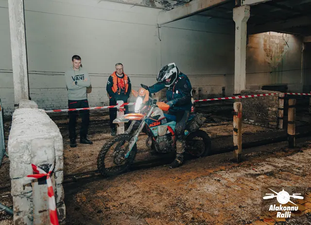 Mootorrattur läbib hoonesse rajatud takistusrada – Alakonnu Ralli 2026, SS2 · SS3