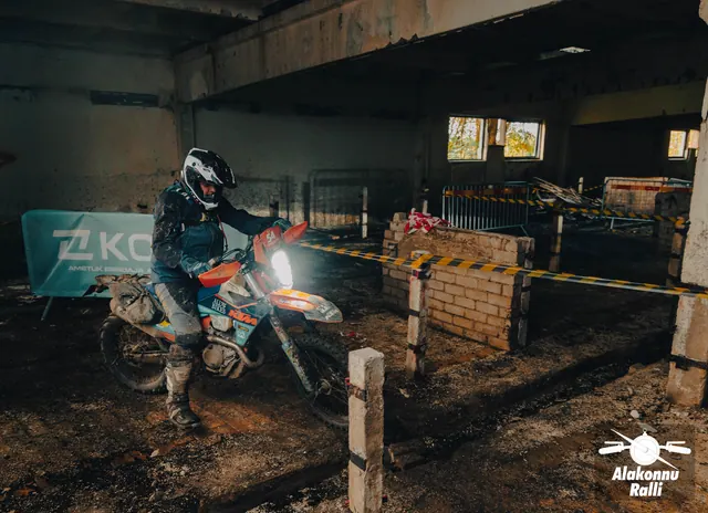 Mootorrattur sisetakistusrajal, korraldaja raja kõrval – Alakonnu Ralli 2026, SS2 · SS3