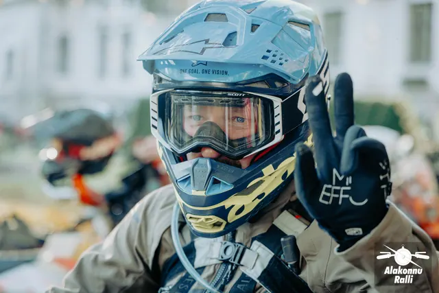 Kiivriga mootorrattur enne rajale minekut – Alakonnu Ralli 2026, SS2 · SS3