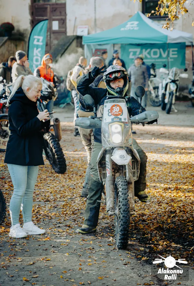 Mootorratturid kogunemispaigas enne rajale minekut – Alakonnu Ralli 2026, SS2 · SS3