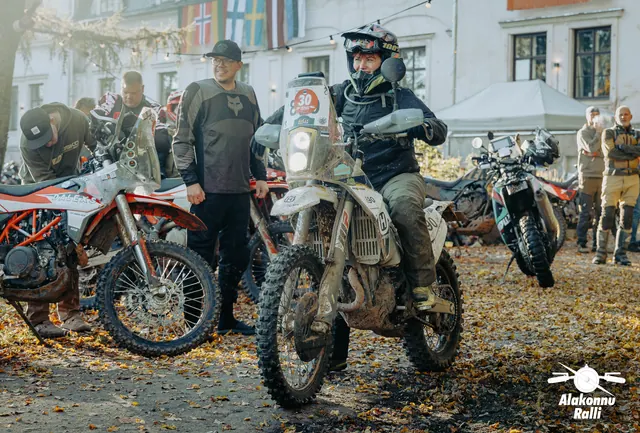 Mootorratturid kogunemispaigas enne rajale minekut – Alakonnu Ralli 2026, SS2 · SS3