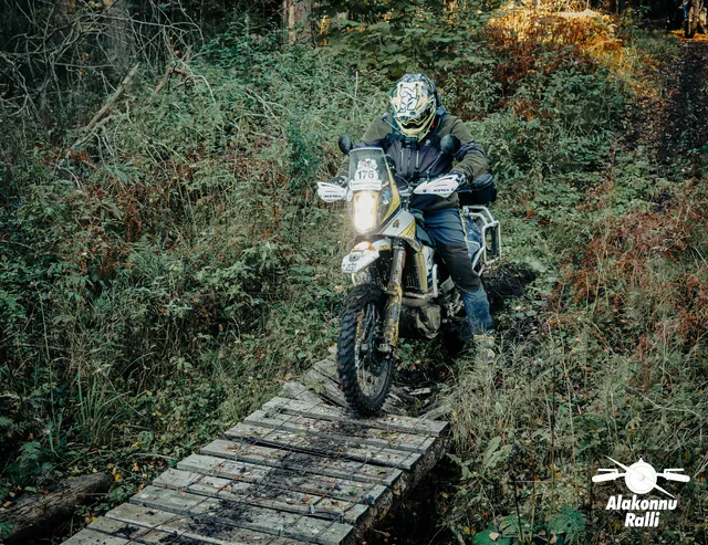 Mootorratturid ja abilised järsul metsarajal – Alakonnu Ralli 2026, SS2 · SS3