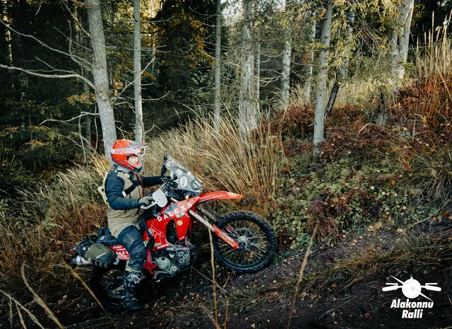 Mootorratturid ja abilised järsul metsarajal – Alakonnu Ralli 2026, SS2 · SS3
