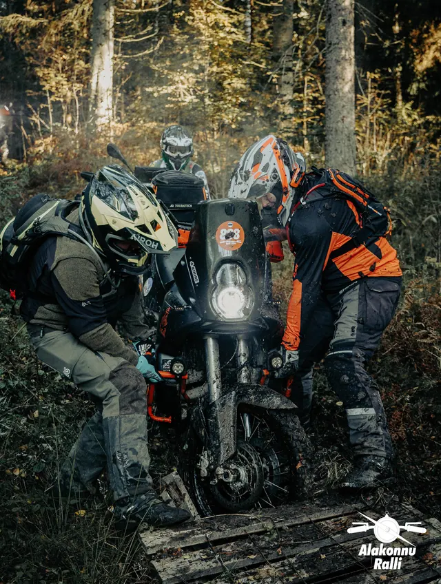 Mootorratturid ja abilised järsul metsarajal – Alakonnu Ralli 2026, SS2 · SS3