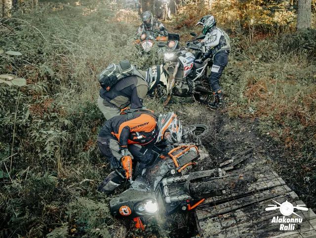 Mootorratturid ja abilised järsul metsarajal – Alakonnu Ralli 2026, SS2 · SS3
