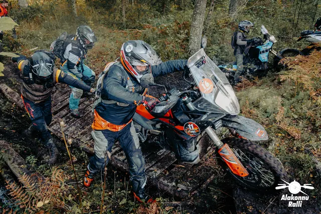 Mootorratturid ja abilised järsul metsarajal – Alakonnu Ralli 2026, SS2 · SS3