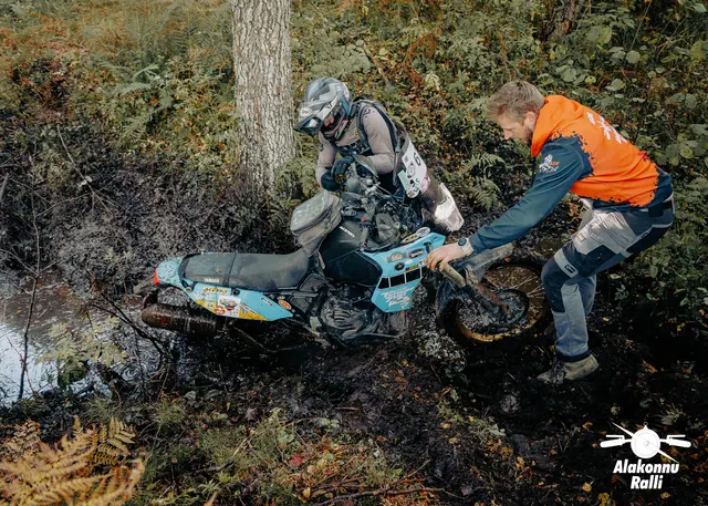 Mootorratturid ja abilised järsul metsarajal – Alakonnu Ralli 2026, SS2 · SS3