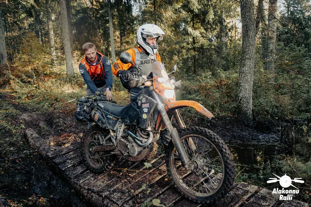 Mootorratturid ja abilised järsul metsarajal – Alakonnu Ralli 2026, SS2 · SS3