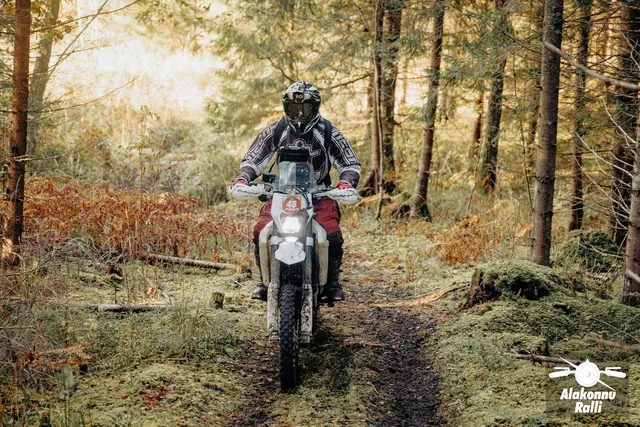 Mootorrattur sõidab mööda sügisest metsarada – Alakonnu Ralli 2026, SS2 · SS3