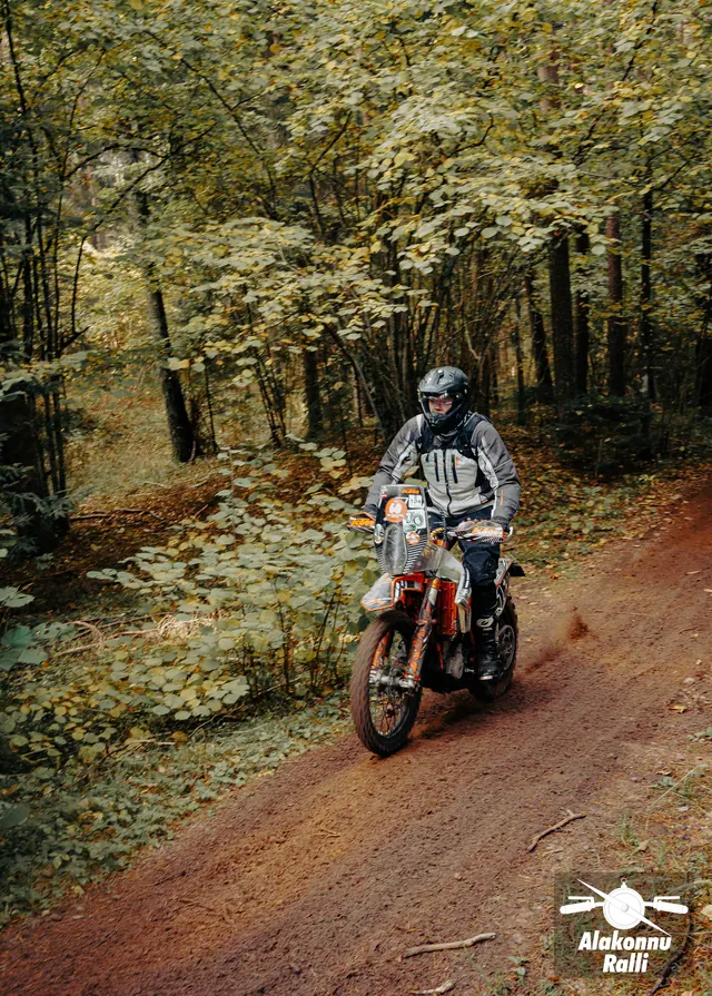 Mootorrattur sõidab mööda sügisest metsarada – Alakonnu Ralli 2026, SS2 · SS3