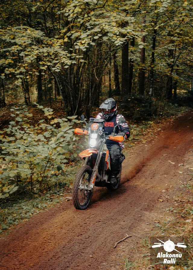 Mootorrattur sõidab mööda sügisest metsarada – Alakonnu Ralli 2026, SS2 · SS3