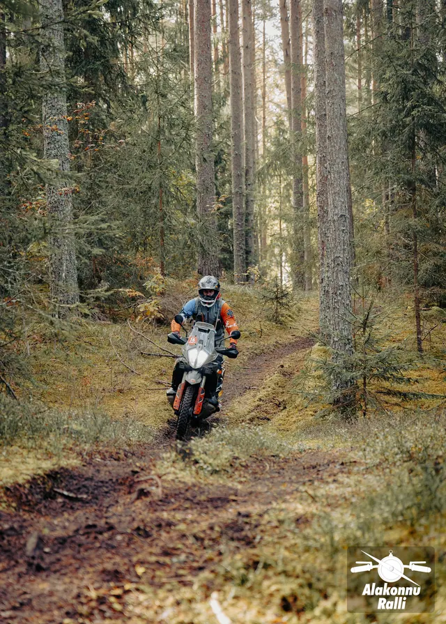 Mootorrattur sõidab mööda sügisest metsarada – Alakonnu Ralli 2026, SS2 · SS3