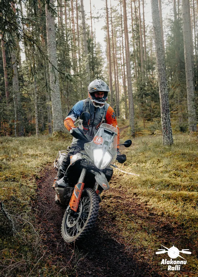 Mootorrattur sõidab mööda sügisest metsarada – Alakonnu Ralli 2026, SS2 · SS3