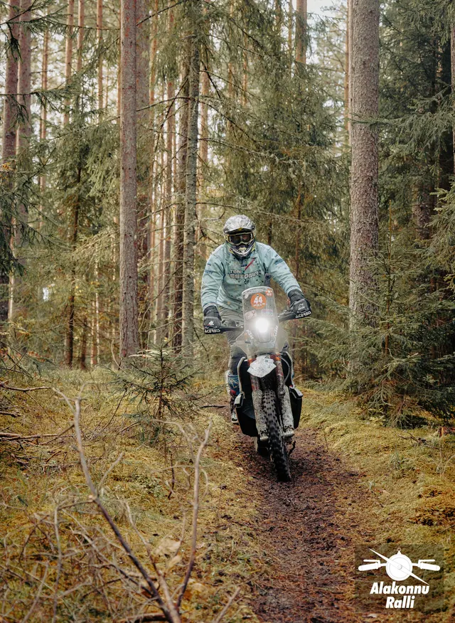 Mootorrattur sõidab mööda sügisest metsarada – Alakonnu Ralli 2026, SS2 · SS3