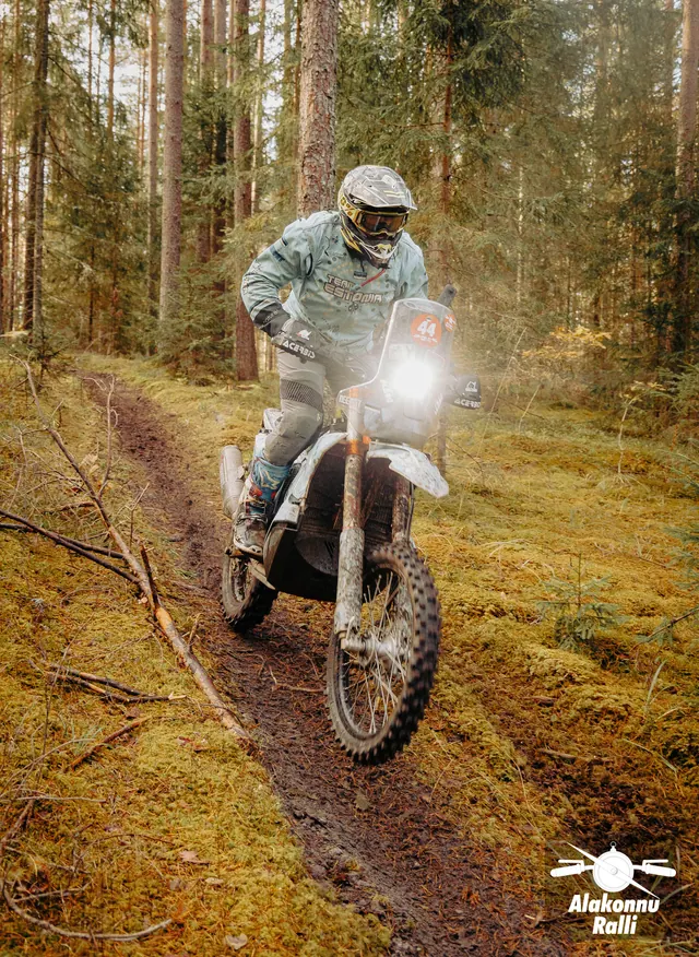 Mootorrattur sõidab mööda sügisest metsarada – Alakonnu Ralli 2026, SS2 · SS3
