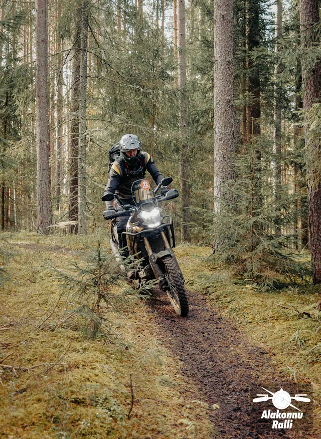 Mootorrattur sõidab mööda sügisest metsarada – Alakonnu Ralli 2026, SS2 · SS3