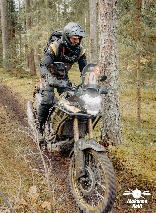Mootorrattur sõidab mööda sügisest metsarada – Alakonnu Ralli 2026, SS2 · SS3