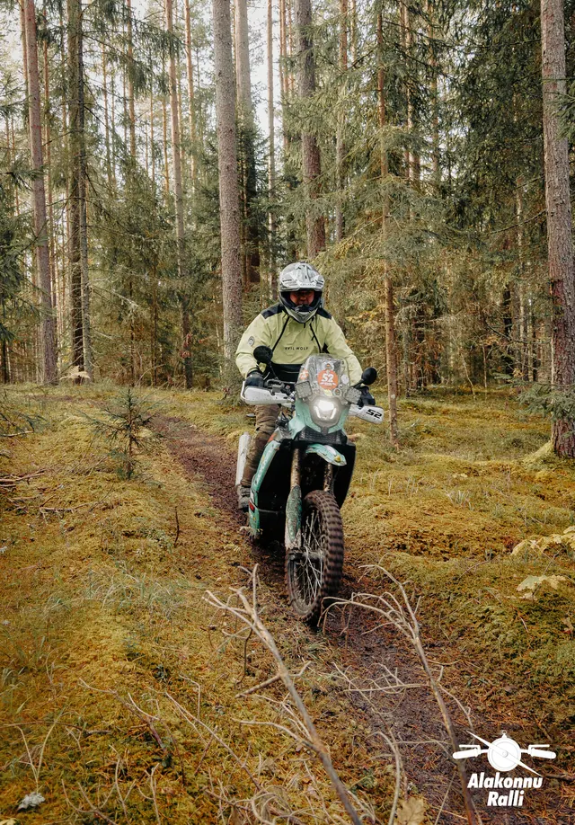 Mootorrattur sõidab mööda sügisest metsarada – Alakonnu Ralli 2026, SS2 · SS3