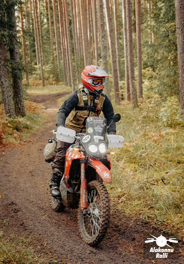 Mootorrattur sõidab mööda sügisest metsarada – Alakonnu Ralli 2026, SS2 · SS3