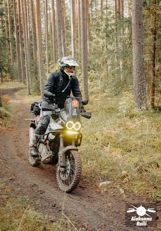 Mootorrattur sõidab mööda sügisest metsarada – Alakonnu Ralli 2026, SS2 · SS3