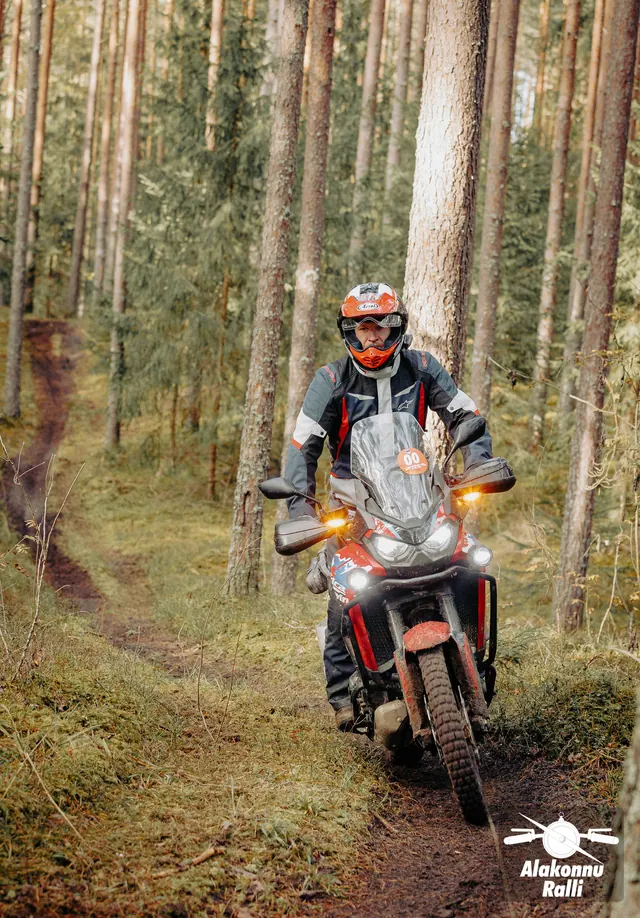 Mootorrattur sõidab mööda sügisest metsarada – Alakonnu Ralli 2026, SS2 · SS3