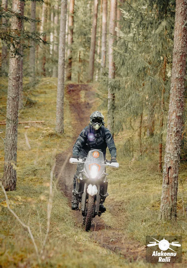 Mootorrattur sõidab mööda sügisest metsarada – Alakonnu Ralli 2026, SS2 · SS3