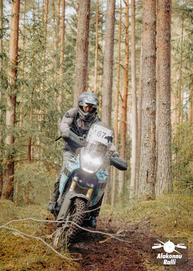 Mootorrattur sõidab mööda sügisest metsarada – Alakonnu Ralli 2026, SS2 · SS3