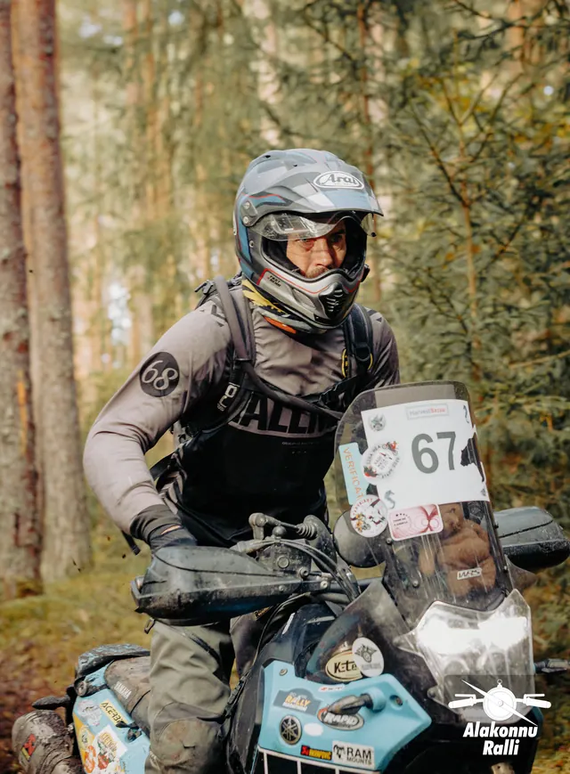 Mootorrattur sõidab mööda sügisest metsarada – Alakonnu Ralli 2026, SS2 · SS3
