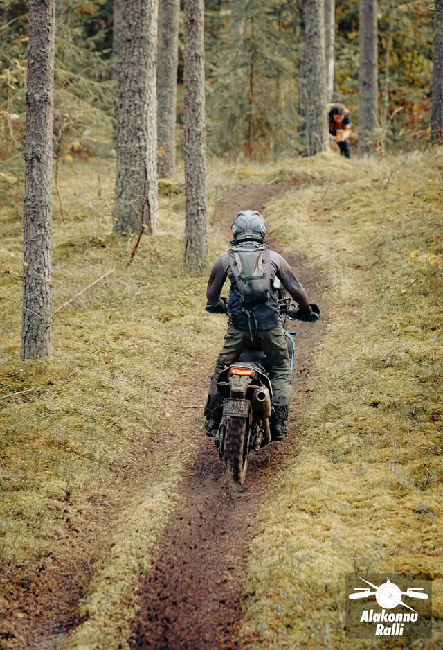 Mootorrattur sõidab mööda sügisest metsarada – Alakonnu Ralli 2026, SS2 · SS3