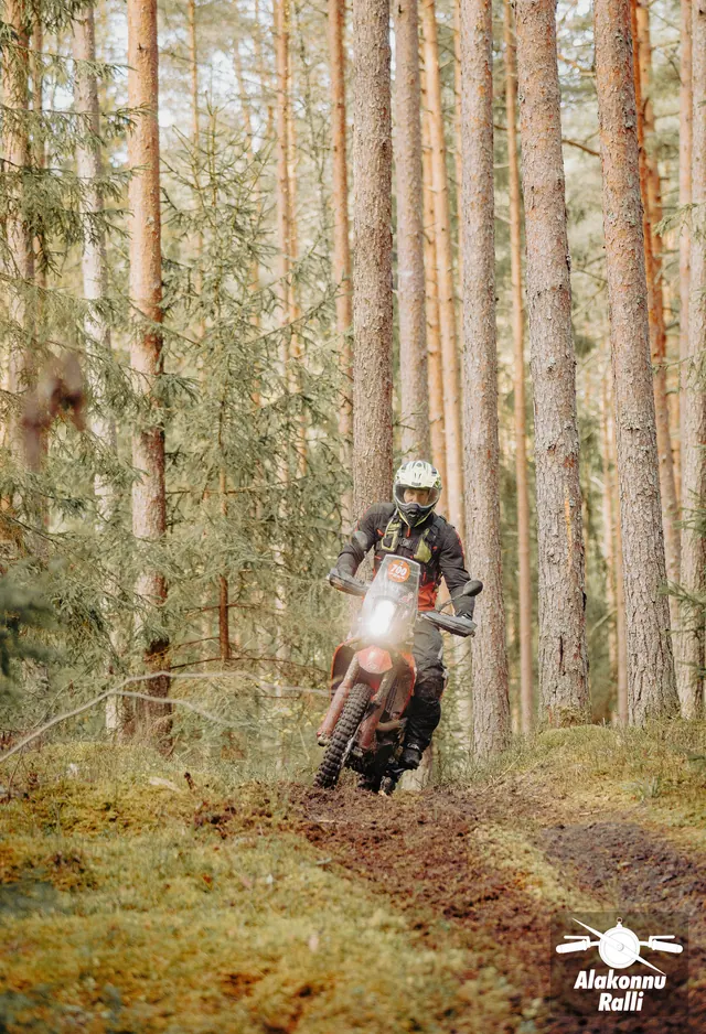 Mootorrattur sõidab mööda sügisest metsarada – Alakonnu Ralli 2026, SS2 · SS3