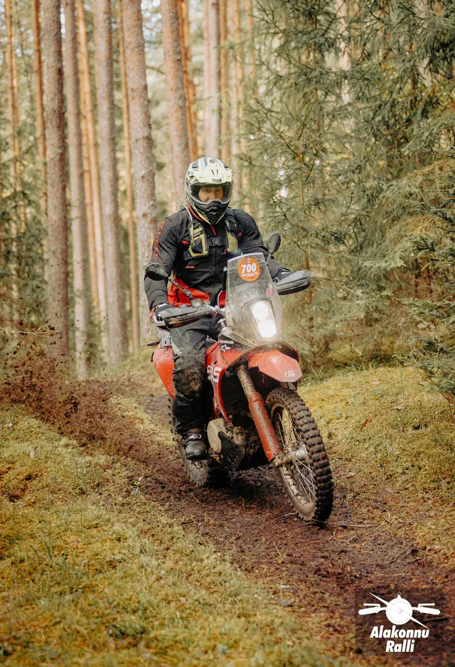 Mootorrattur sõidab mööda sügisest metsarada – Alakonnu Ralli 2026, SS2 · SS3