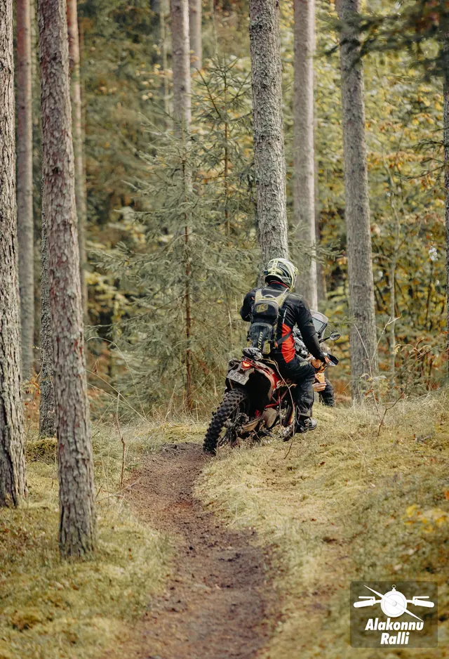 Mootorrattur sõidab mööda sügisest metsarada – Alakonnu Ralli 2026, SS2 · SS3