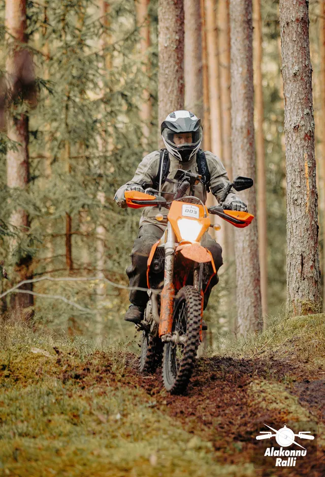 Mootorrattur sõidab mööda sügisest metsarada – Alakonnu Ralli 2026, SS2 · SS3