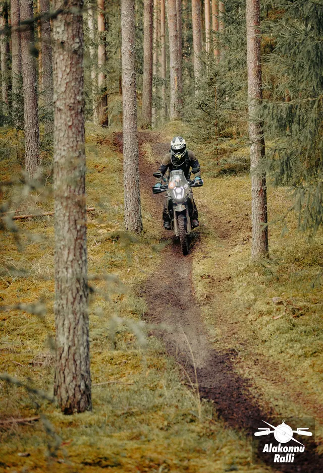 Mootorrattur sõidab mööda sügisest metsarada – Alakonnu Ralli 2026, SS2 · SS3