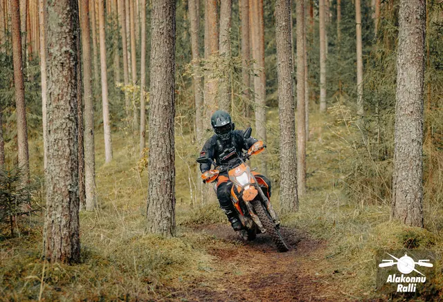Mootorrattur sõidab mööda sügisest metsarada – Alakonnu Ralli 2026, SS2 · SS3