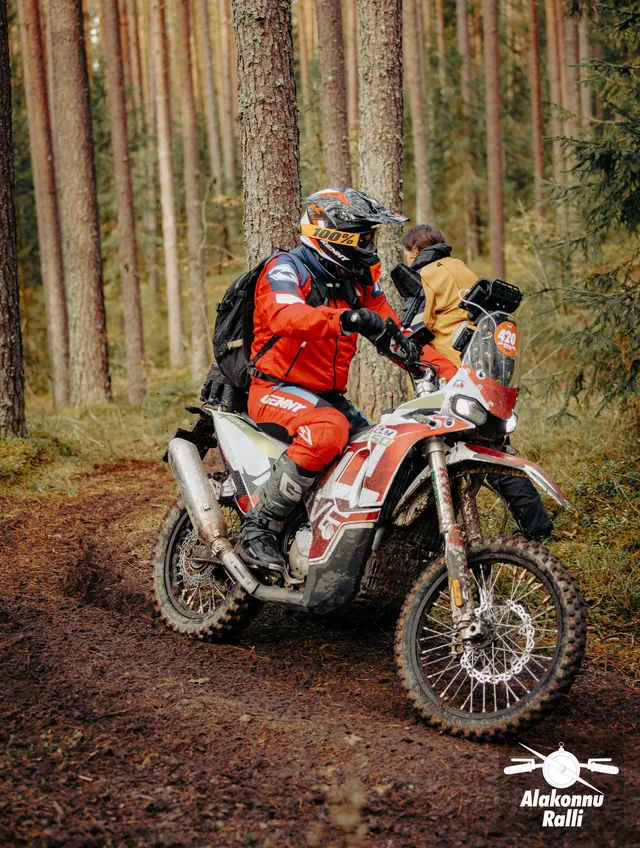 Mootorrattur sõidab mööda sügisest metsarada – Alakonnu Ralli 2026, SS2 · SS3