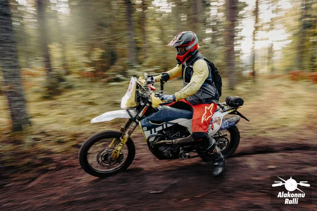 Mootorrattur sõidab mööda sügisest metsarada – Alakonnu Ralli 2026, SS2 · SS3