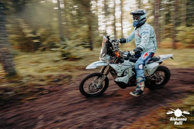 Mootorrattur sõidab mööda sügisest metsarada – Alakonnu Ralli 2026, SS2 · SS3