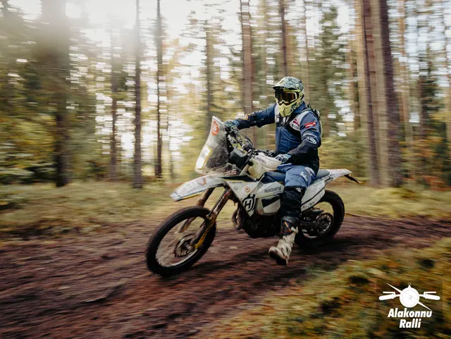 Mootorrattur sõidab mööda sügisest metsarada – Alakonnu Ralli 2026, SS2 · SS3