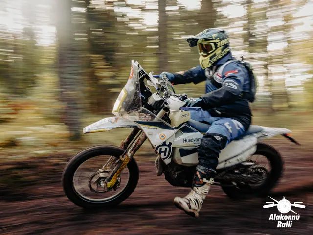 Mootorrattur sõidab mööda sügisest metsarada – Alakonnu Ralli 2026, SS2 · SS3