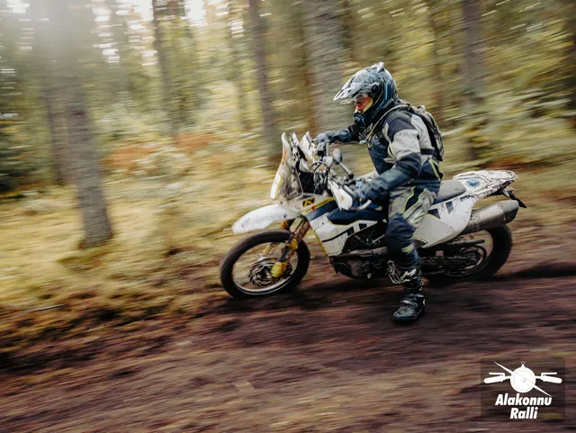 Mootorrattur sõidab mööda sügisest metsarada – Alakonnu Ralli 2026, SS2 · SS3