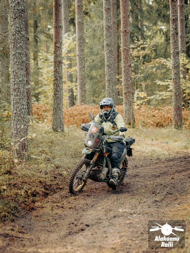 Mootorrattur sõidab mööda sügisest metsarada – Alakonnu Ralli 2026, SS2 · SS3