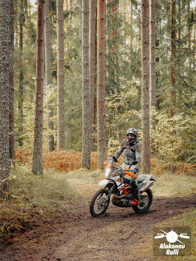 Mootorrattur sõidab mööda sügisest metsarada – Alakonnu Ralli 2026, SS2 · SS3